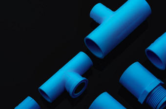 集蓝色的聚氯乙烯管配件孤立的黑暗背景蓝色的塑料水管聚氯乙烯配件为<strong>管道</strong>水管工设备弯曲和三个道路连接塑料管为水排水污水