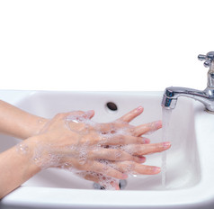 女人洗手与肥皂泡沫和利用水浴室手清洁下水龙头水槽为个人卫生防止流感和冠状病毒好过程手洗杀了细菌病毒