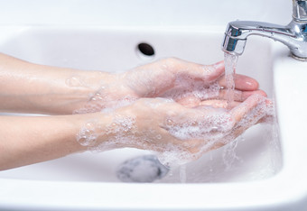 女人洗手与肥皂泡沫和利用水浴室手清洁下水龙头水槽为个人卫生防止流感和冠状病毒好过程手洗杀了细菌病毒