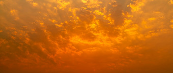美丽的日落天空金日落天空与美丽的模式云全景<strong>场景</strong>橙色多云的天空背景美自然强<strong>大</strong>的和精神上的<strong>场景</strong>天堂金Cloudscape
