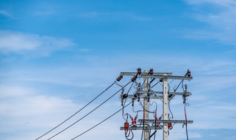 三相电权力为转移权力电网格电权力为支持制造业行业高<strong>电压</strong>电波兰人和线行对蓝色的天空和白色云