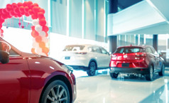 模糊后视图红色的和白色奢侈品运动型多功能车车停现代展厅为出售运动型多功能车车与体育设计展厅车经销商冠状病毒影响汽车行业概念
