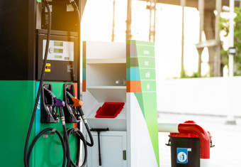 汽油泵填充燃料喷嘴气体站燃料自动售货机机加油填满与汽油汽油汽油行业和服务汽油价格和石油危机概念石油石油行业