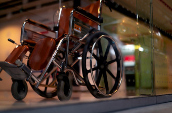 模糊空轮椅附近电梯私人<strong>医院</strong>为服务病人和禁用人医疗设备<strong>医院</strong>为援助残疾人椅子与轮子为病人哪