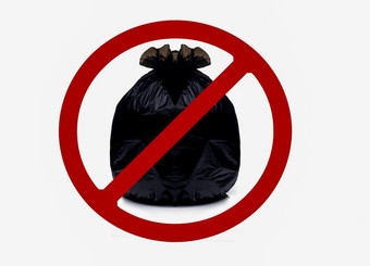黑色的塑料袋包含完整的垃圾和领带的袋红色的被<strong>禁止</strong>的标志不垃圾这区域标志孤立的白色背景黑色的塑料垃圾袋与不rsquo扔垃圾在这里标志