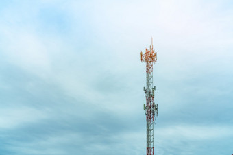 <strong>电信</strong>塔与蓝色的天空和白色云天线蓝色的天空广播和卫星波兰沟通技术<strong>电信</strong>行业移动<strong>电信</strong>网络技术