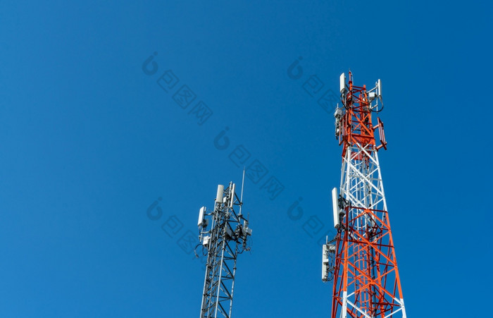 电信塔与清晰的蓝色的天空天线蓝色的天空广播和卫星波兰沟通技术电信行业移动电信网络技术