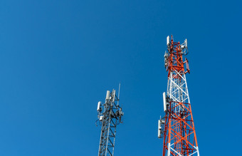 <strong>电信</strong>塔与清晰的蓝色的天空天线蓝色的天空广播和卫星波兰沟通技术<strong>电信</strong>行业移动<strong>电信</strong>网络技术