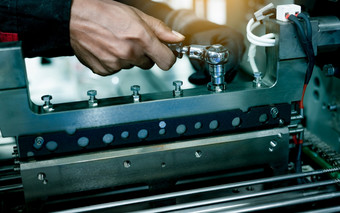 机械师技术员手修复工业机械工厂专业技术员服务和维护包装机设备工人使用扳手维护工业机械植物