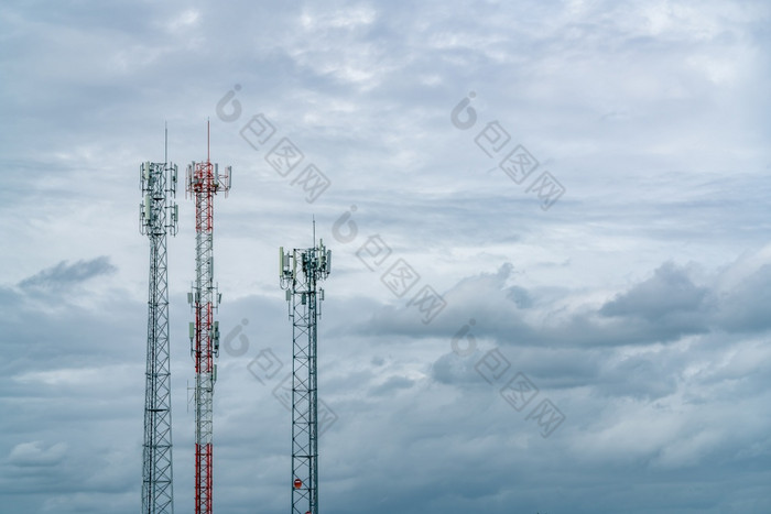 电信塔与白色多云的天空天线广播和卫星波兰沟通技术电信行业移动电信网络电信行业