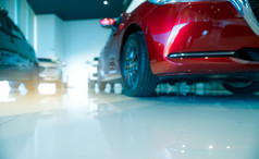模糊红色的和白色车停现代展厅车经销商和汽车租赁概念汽车行业现代奢侈品展厅新车全球市场趋势主题背景