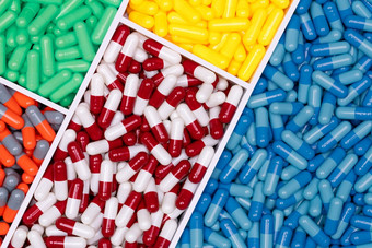 前视图色彩斑斓的胶囊药片塑料托盘制药行业医疗保健和医学药物生产制药学概念维生素和补充胶囊明亮的颜色胶囊
