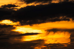 金日落天空与黑暗云美自然美丽的日落天空摘要背景橙色和黄色的天空与黑色的云黄昏天空黄昏和平和宁静的概念