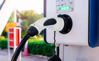 电车充电站为负责电池插头为车辆与电和混合动力引擎充电器清洁能源充电点为车绿色权力未来运输技术