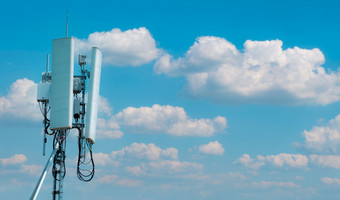 <strong>电信</strong>塔与蓝色的天空和白色云背景天线蓝色的天空广播和卫星波兰沟通技术<strong>电信</strong>行业移动<strong>电信</strong>网络