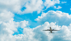商业航空公司飞行蓝色的天空和白色毛茸茸的云下视图飞机飞行乘客飞机后取从会着陆飞行假期旅行在国外空气运输
