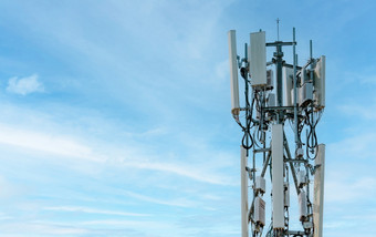 电信塔与<strong>蓝色的天空</strong>背景天线广播和卫星波兰沟通技术电信行业移动电信网络电信行业