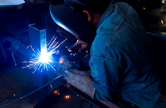 焊机焊接金属与氩弧焊接机和有焊接火花男人。穿焊接面具和<strong>保护</strong>手套<strong>安全</strong>工业工作场所焊机工作与<strong>安全</strong>钢行业