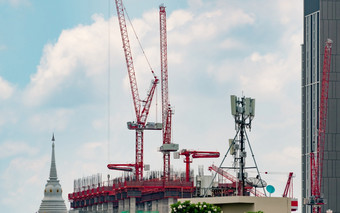 建设网站与起重机真正的房地产行业起重机使用卷电梯设备建设网站公寓建筑建设网站建设起重机工作对的天空泰国