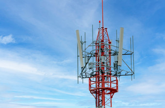 <strong>电信</strong>塔与蓝色的天空和白色云背景天线蓝色的天空广播和卫星波兰沟通技术<strong>电信</strong>行业移动<strong>电信</strong>网络