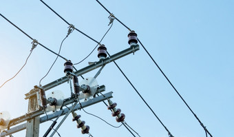 三相电权力为转移权力电网格电权力为支持制造业行业高<strong>电压</strong>电波兰人和线行对蓝色的天空权力和红斑