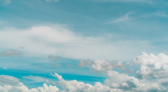 Cloudscape白色层积云云蓝色的天空完整的框架白色毛茸茸的云纹理背景天堂天空与日光美自然夏天天空纯白色云自由概念