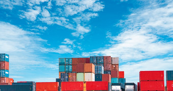 容器物流货物和航运业务容器为进口和出口物流容器运费物流行业蓝色的和红色的容器对蓝色的天空为卡车运输概念