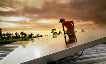 男人。检查太阳能面板屋顶为安全太阳能面板光伏模块维护可持续发展的资源和可再生能源太阳能权力为绿色能源可持续发展生活方式清洁权力