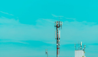 <strong>电信</strong>塔与蓝色的天空天线蓝色的天空广播和卫星波兰沟通技术<strong>电信</strong>行业移动<strong>电信</strong>网络