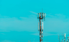 电信塔与蓝色的天空背景广播和卫星波兰沟通技术电信行业业务移动电信和网络电信桥塔
