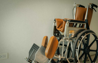 空轮椅附近墙医院为服务病人和人与残疾医疗设备医院为援助老人椅子与轮子为病人哪护理首页