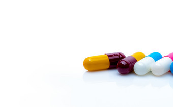 抗生素胶囊药片白色背景抗生素药物电阻红黄蓝白色和粉红抗生素胶囊药片处方药物药店横幅制药产品