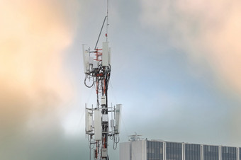 电信塔附近建筑天线广播和卫星波兰灰色的天空沟通技术电信行业移动电信网络电信行业