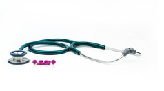 绿色听诊器和平板电脑药片白色背景健康检查心脏病学医生设备为心跳测试医疗保健和医疗诊断工具医生工具为病人诊断