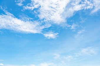 美丽的蓝色的天空和白色云摘要背景Cloudscape背景蓝色的天空和毛茸茸的白色云阳光明媚的一天自然天气美丽的蓝色的天空为快乐一天背景夏天天空