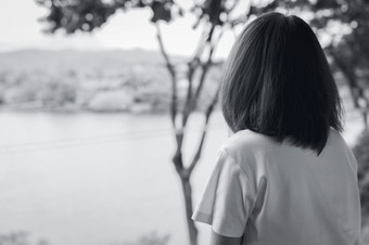 回来视图<strong>伤心</strong>亚洲女人的公园看的视图湖抑郁女人精神健康概念担心和焦虑女人不开心生活独自一人和孤独的人黑色的和白色摄影