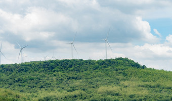 风能源风权力可持续发展的可再生能源风涡轮机生成电风车农场山与蓝色的天空绿色技术可再生资源可持续发展的发展