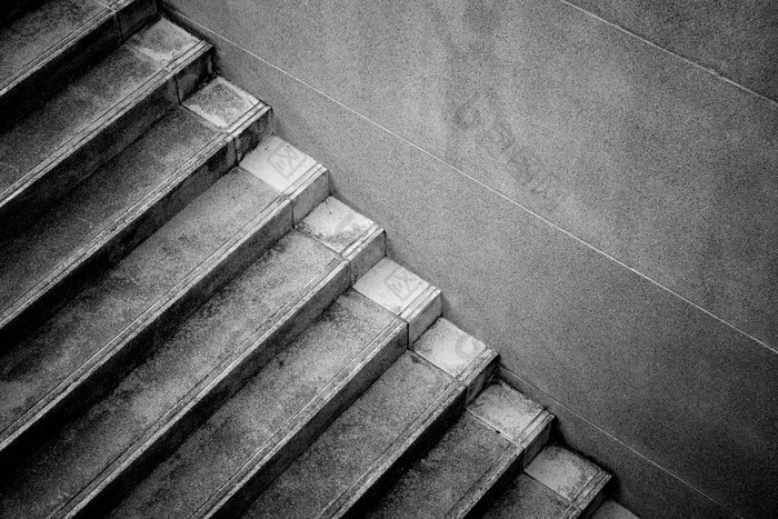 黑色的和白色石头和混凝土楼梯现代体系结构细节精制片段当代办公室室内公共建筑