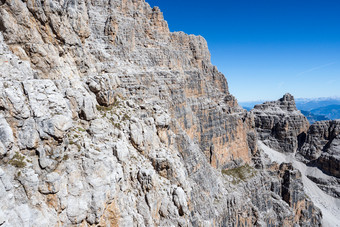 固定的绳索路线攀爬通过铁索攀岩路线意大利阿尔卑斯山脉山旅游的白云石山脉地区加伦意大利