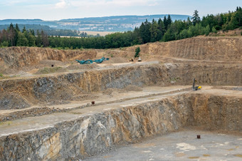 露天矿业采石场与<strong>很多</strong>机械矿业的花岗岩采石场工作矿业机挖掘机钻井机矿业行业
