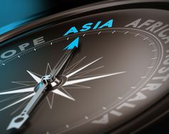 摘要指南针针指出的目的地亚洲蓝色的和棕色（的）音调与焦点的主要词概念图像合适的为插图旅行咨询旅行目的地亚洲