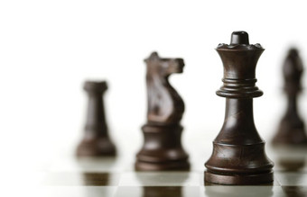 水平图像国际象棋游戏与焦点的女王和模糊的块在白色背景复制空间的左一边概念<strong>企业战略</strong>管理规划业务情报国际象棋游戏在白色背景
