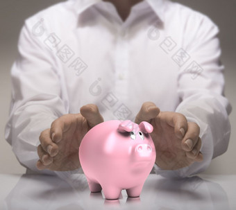 男人。手保护小猪银行金融概念插图储蓄好信贷金融概念储蓄
