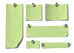 集绿色笔记与不同的大小大长固定图钉到白色墙集绿色笔记