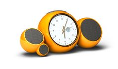 古董橙色报警时钟与声音演讲者和天线在白色背景橙色古董报警时钟