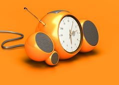 古董橙色报警时钟与声音演讲者和天线在橙色背景橙色古董报警时钟