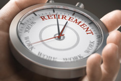 手持有概念上的看与的单词退休和工作时间退休概念复合图像之间的手摄影和背景退休倒计时时间退休