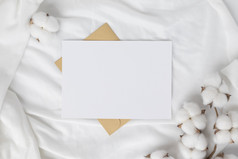 空白问候卡邀请模型棕色（的）信封与棉花花白色背景最小的表格工作场所作文平躺模型