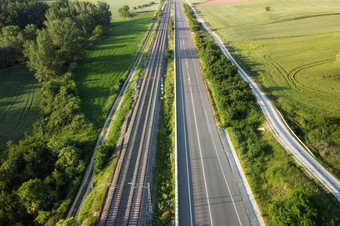 空中视图铁路和路农村景观空中视图铁路和路农村景观