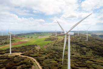 空中视图风车农场为清洁能源生产美丽的多云的天空风权力涡轮机生成清洁可再生能源为可持续发展的发展空中视图风车农场为清洁能源生产美丽的多云的天空风权力涡轮机生成清洁可再生能源为可持续发展的发展